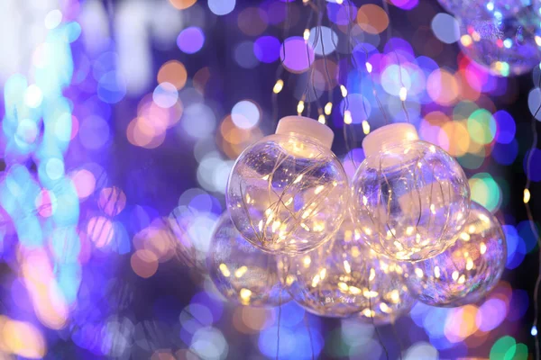 Jasné světlo zářivých barevných vánočních žárovek — Stock fotografie