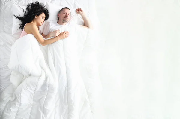 Pareja casada pasa el día libre en la cama suave —  Fotos de Stock