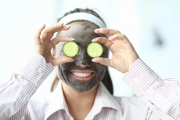 Mulher rindo com uma máscara cosmética em seu rosto — Fotografia de Stock