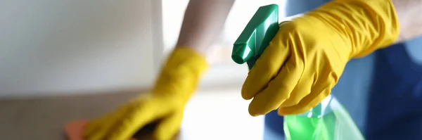 Le mani femminili nei guanti disinfettano il tavolo a casa — Foto Stock