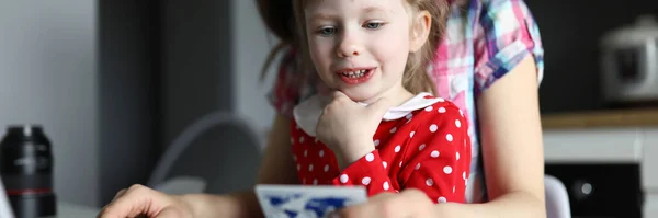 Vrouw zit met baby thuis in de voorkant laptop — Stockfoto