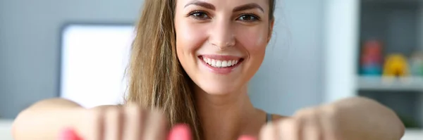 Ragazza felice che fa esercizi con i manubri a casa — Foto Stock