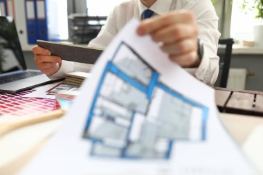 Kostüm giyen iş adamı