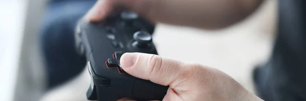 Dos amigos varones juegan videojuegos contra el fondo del hogar — Foto de Stock