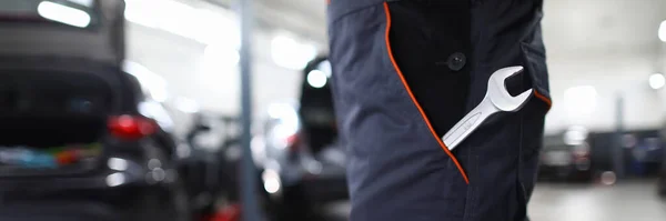 Man at work in garage — Stock Photo, Image