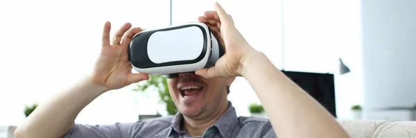 Ragazzo che utilizza VR a casa — Foto Stock
