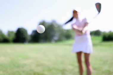 Vurulan kadının arka planına karşı golf topu