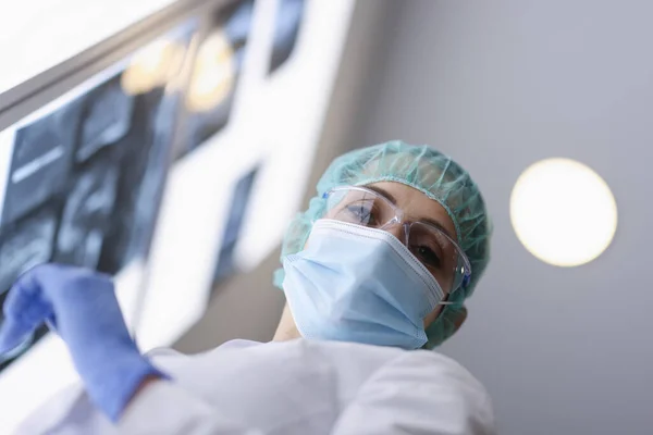 Médecin féminin contre portrait de fond de laboratoire de l'hôpital. — Photo