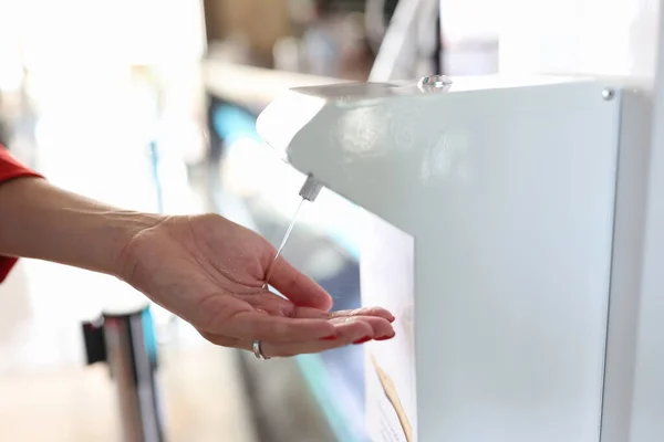 La mano delle donne gli porta un distributore automatico antisettico — Foto Stock