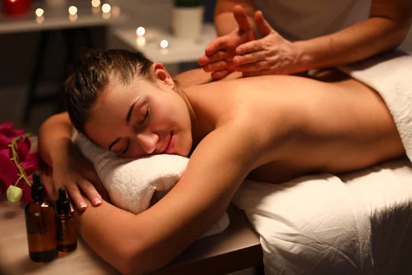 Massagista dar bem-estar de volta massagem ao cliente no centro de spa. — Fotografia de Stock