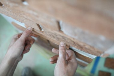 Erkek el, tuğladan sütuna doğru kemerini bağla.