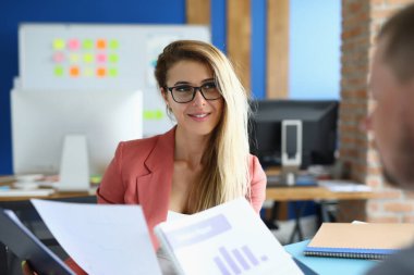 İş arkadaşı iş akışını tartışıyor ve belgeyi gözden geçiriyor.