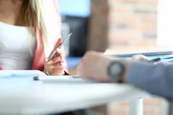 La mano femenina yacía sobre la mesa y sostenía la pluma de cerca. — Foto de Stock