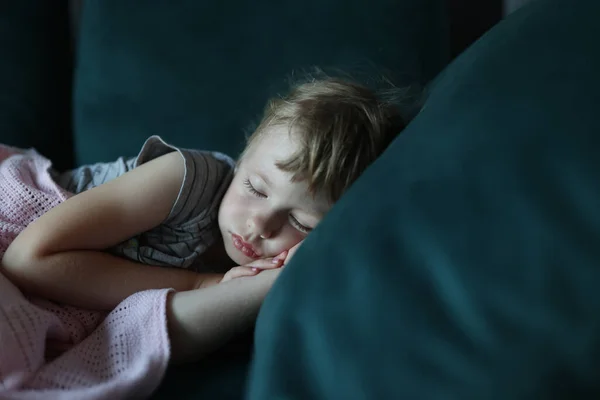 Menina dorme em sua cama no quarto. — Fotografia de Stock