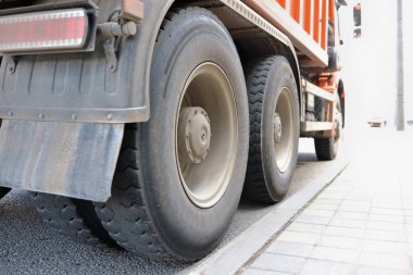 Kamyon yol kenarında duruyor. Arka tekerler yaklaşıyor..