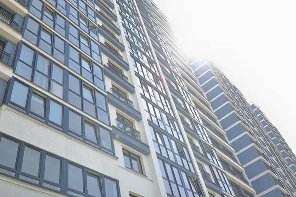 층마다 투명 한 창문이 있는 주거용 고층 건물 — 스톡 사진