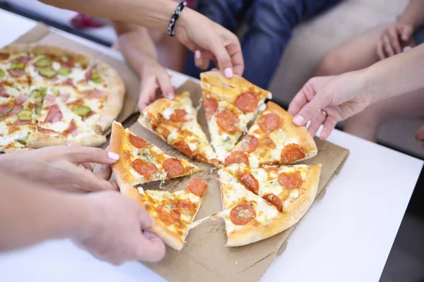 Masada iki kutu açık pizza var. Her biri bir parça alıyor..