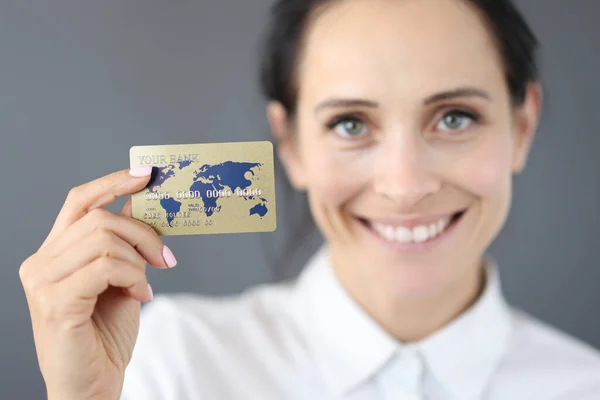 Glimlachend portret van een zakenvrouw die een plastic bankkaart in haar hand heeft — Stockfoto