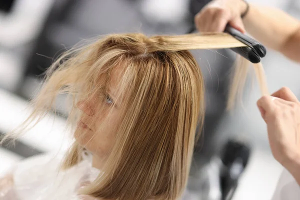 For woman master lifts roots of corrugated hair. — Stock Photo, Image