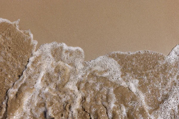 Fala morska myje piaszczyste brzegi tła plaży — Zdjęcie stockowe