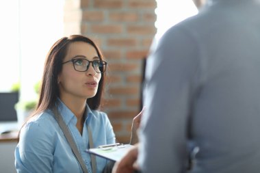 Görevdeki erkek ve kadın çalışma süreçlerini tartışıyor.