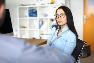 İş kadını iş yerindeki meslektaşıyla iletişim kuruyor.