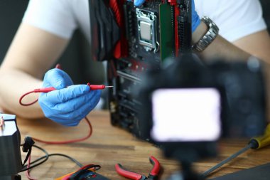 Mikro devre bakım teknisyeni çalışma sürecini kaydediyor.