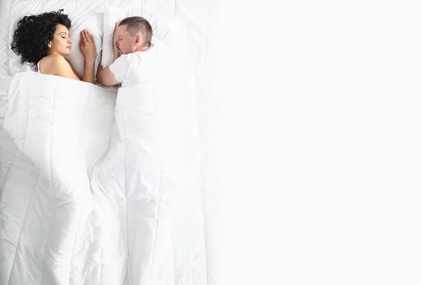 Hombre y mujer en la cama blanca se acuestan con los ojos cerrados. —  Fotos de Stock