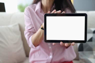 Kadın elinde siyah bir tablet tutuyor.