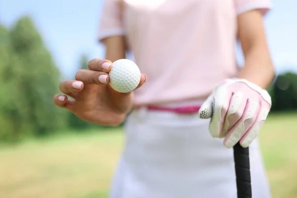 Na mão de bola de golfe segunda mão luva detém clube de golfe. — Fotografia de Stock