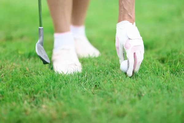 Golfer fixiert Golfball und hält Golfschläger in der Hand. — Stockfoto