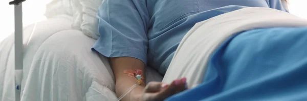 Menina bonita encontra-se hospital com gota sua mão — Fotografia de Stock
