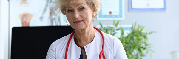 Doctor in clinic office — Stock Photo, Image