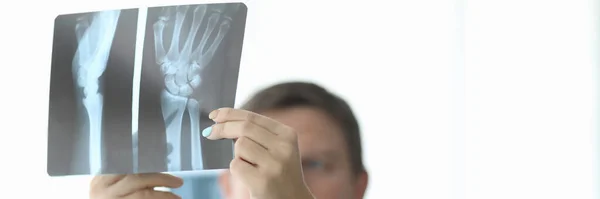 Médico com colega no hospital — Fotografia de Stock