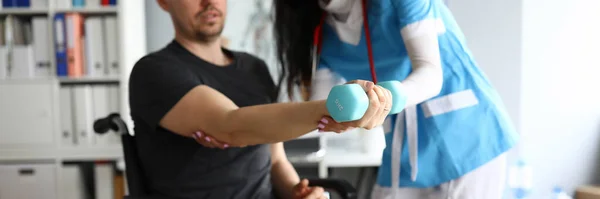 Mannen van middelbare leeftijd in de kliniek — Stockfoto