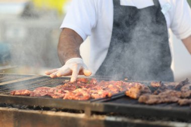 Şef ızgara et hazırlar.