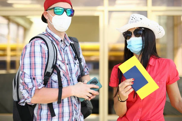 Pasaportu ve bileti olan genç bir adam ve kadın uçağı bekliyor. — Stok fotoğraf