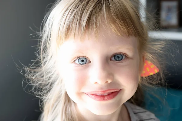 Pequena menina bonita olha para o retrato da câmera — Fotografia de Stock