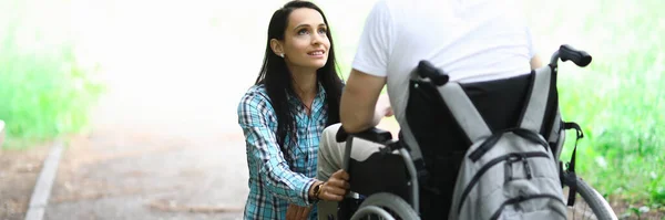 Pareja discapacitada enamorada en un paseo en el retrato del parque. Esposa mira a su marido enamorado de los ojos —  Fotos de Stock