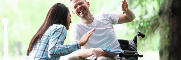 Homem com deficiência masculina com namorada sorrindo no parque andar retrato — Fotografia de Stock