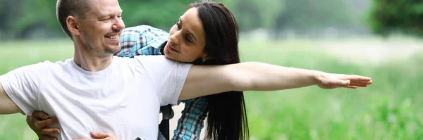 Gelukkig stel te voet in park gehandicapten rolstoel — Stockfoto