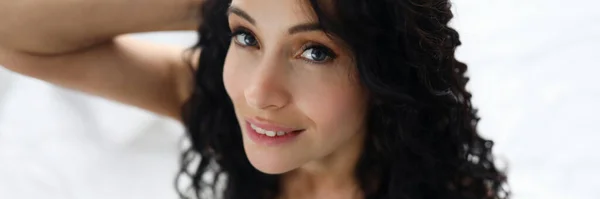 Belleza mujer retrato contra fondo de cama blanca —  Fotos de Stock