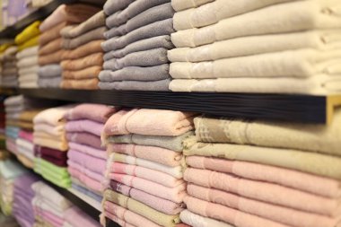 Çok renkli pamuk havlular dükkan penceresinin önünde katlandı.