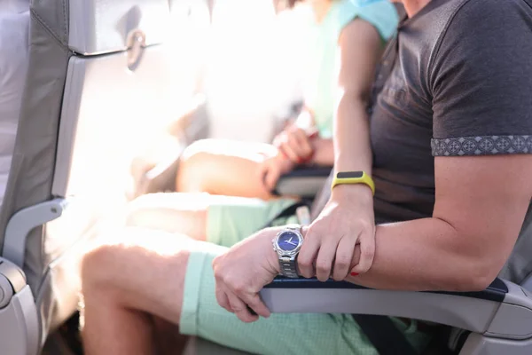 La mano della donna stringe la mano dell'uomo nella paura sull'aereo. — Foto Stock