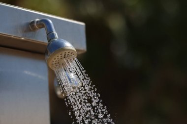 Sokakta suyla metal yağmuru.