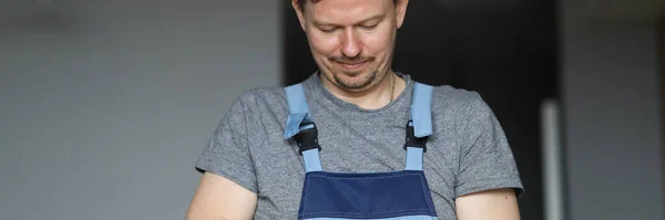 Concentrated male worker indoors — Stock Photo, Image