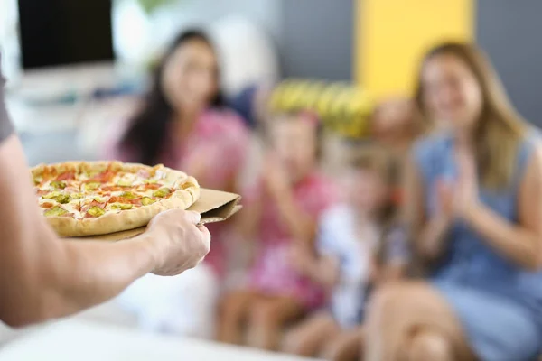 Erkekler pizzayı arka planda tutarlar.. — Stok fotoğraf