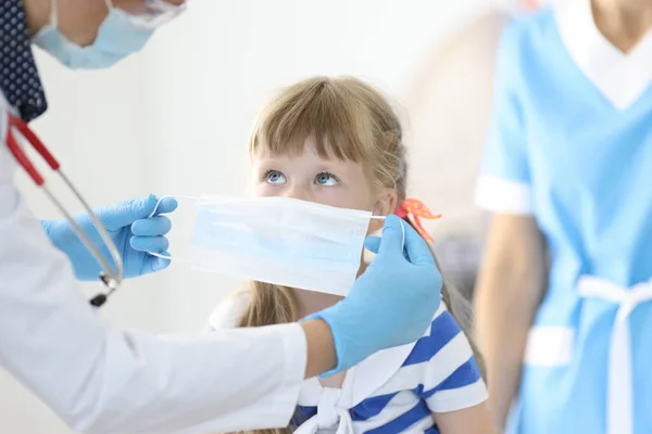 Petite fille est mis sur le masque médical de protection dans le bureau des médecins. — Photo