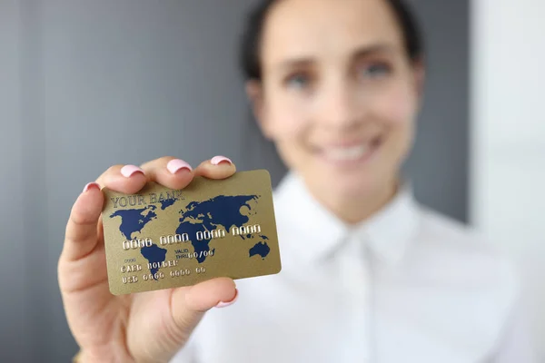 Bank plastic kaart op de achtergrond van portret van vrouw. — Stockfoto