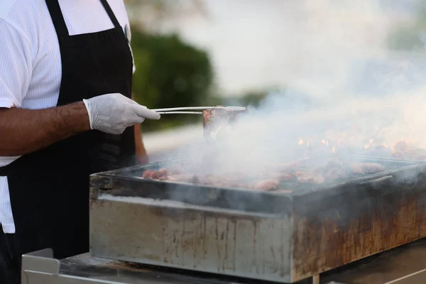 Az utcán kesztyű szakács készíti barbecue közelkép — Stock Fotó
